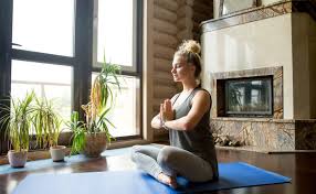 Algunos de los beneficios atribuidos a la práctica del yoga son: Prepara Tu Primera Clase De Yoga En Casa Con Estos Consejos