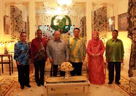 Tuanku syed faizuddin putra, 9 mayıs 1994'te kuala lumpur'da tuanku lailatul shahreen akashah ile evlendi. Usm News Portal Tuanku Raja Perlis Berkenan Terima Mengadap Delegasi Usm