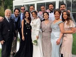 عروس بيروت الحلقة الأولى 3arous bayrout تدور الأحداث حول قصة حب نشأت عندما يلتقي (فارس) ب(ثريا) التي تعمل مغنية في أحد الملاهي الليلية، لكن لقائهما وحبهما كان سبب في بداية المشاكل خاصة بسبب رفض المحيطين لهما لهذا الحب، وخاصة (ليلى) والدة (فارس). Ø¹Ø±ÙˆØ³ Ø¨ÙŠØ±ÙˆØª Ø¹ÙŠÙ†