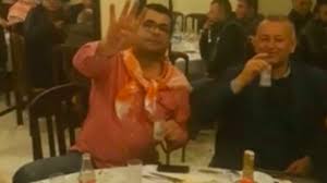 Levent üzümcü (6 temmuz 1972, i̇zmir), türk tiyatro ve sinema oyuncusu. Akp Liler Alemde Rabia Isareti Yapip Raki Kadehi Kaldirdilar Sol Haber