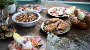 A fun theme adds an exciting twist to a dinner party with friends or family. C9m0jtvgwqkygm
