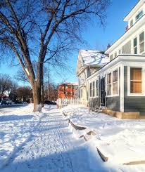 I'm in my neighborhood of Uptown Minneapolis. I'm walking to the grocery  store. But I just love taking pictures of snowy days like this. Snow brings  so much character to homes. 😁🤗☺️🏠❄️❄️❄️❄️❄️