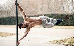 We all know that you don't need any equipment to start with calisthenics. Calisthenics Workout Und Ubungen Fur Die Neue Trendsportart Foodspring Magazine