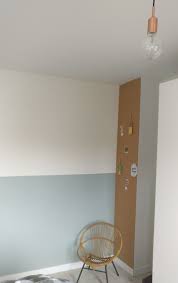 prikbordwand lambrisering in flexa early dew cork muur babykamer kinderkamer woonkamer