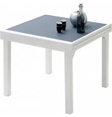 L'extension se fait par les pieds ce qui découvre alors une rallonge papillon intégrée. Table De Jardin Carree Extensible Aluminium Blanc Et Verre Trempe Gris L90