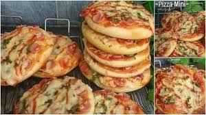 Tepung protein tinggi yang bisa kita jumpai di pasaran seperti tepung cakra kembar, komachi, kereta kencana, tali emas, dll. Resep Pizza Mini Empuk Enak Dan Mudah