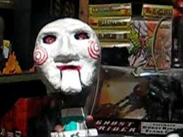 Durante la cinemática de la 4ta noche, por alguna razón se puede ver a puppet en el dining area del primer juego. Saw Muneco Billy Cabeza By Lobosalvaje