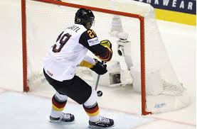 Only it had more to do with his home country than his home arena. Deutscher Gewinnt Die Hart Memorial Trophy Leon Draisaitl Der Wertvollste Profi Der Nhl Sportmeldungen Stuttgarter Zeitung