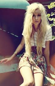 Don't worry about getting things perfect, as missing a few spots just adds to the carefree look. Indie Hairstyles For Chicks Messy Hippy Waves With Forehead Braid Hairstyles Weekly