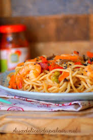 Pelez et émincez l'oignon et détaillez les carottes en julienne (fins bâtonnets). Nouilles Chinoises Aux Crevettes Et Legumes Aux Delices Du Palais