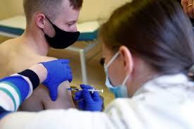 Οι ερευνητές υπογραμμίζουν πως το εμβόλιο είχε «λιγότερες παρενέργειες μετά τη δεύτερη και την τρίτη δόση απ' ό,τι μετά την πρώτη». Embolio Pfizer Sta Telh Maioy H Egkrish Gia Efhboys 12 15 Etwn Sthn Ee In Gr