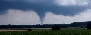Wiatr nawet zrywał dachy, co widać na jednym z nagrań. Traba Powietrzena W Polsce Tornado Przeszlo Przez Wojewodztwo Lodzkie Planeta