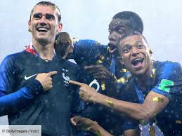 Du coup, une deuxième étoile est brodée sur le maillot bonjour je souhaiterais reserver le nouveau maillot de l equipe de france deux etoiles en taille l merci de me tenir informer de sa sortie. Le Maillot Deux Etoiles Des Bleus Est A Nouveau Disponible Voici