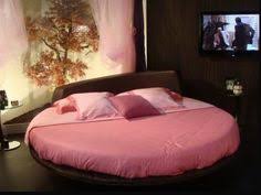 N°1 lenzuolo sotto rotondo con elastici n°1 lenzuolo sopra a sacco copripiumino rotondo n°2 federe cuscino clicca qui per i colori info: 110 Idee Su Letti Rotondi Letti Rotondi Giroletto Letto Tondo