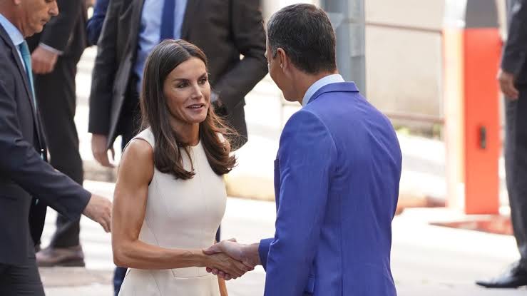 Letizia retoma su agenda con un acto con Pedro Sánchez ante la inminente  llegada de don Juan Carlos a Sanxenxo | Vanity Fair