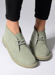 Qu'elle que soit la situation dans laquelle vous vous trouvez (en soirée, au travail, en famille…), votre style sera toujours impeccable avec des chaussures clarks aux pieds. Clarks Desert Boot W Grun Schnurschuhe Bei Sarenza De 320022