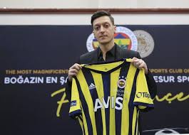 Fenerbahçe taraftarı mesut özil'i . fenerbahçe sportif direktörü emre belözoğlu, mesut özil ile ilgili yaptığı açıklamada, ''her zamankinden daha yakın'' ifadelerini kullanmıştı. Fenerbahce De Mesut Ozil Imzayi Atti
