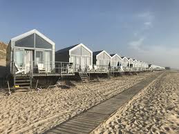 Die menschen am strand packen langsam ihre sachen und gehen nach hause. Kurzurlaub An Der Nordsee Landal Strandhauser In Julianadorp An Zee Daddylicious