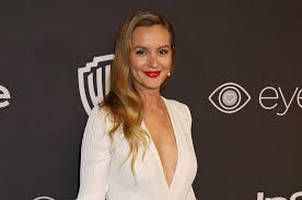 Although the actress is naturally blonde. Look Leighton Meester Debuts New Platinum Blonde Hair Upi Com