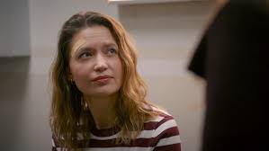 Sie kehrt noch einmal zurück Emma bittet ausgerechnet Nathalie um Hilfe AWZ-Folge  4936 vom 22.04.26 auf RTL+ (am 29.04.26 im TV) Emma hat Essen Hals über  Kopf verlassen, nachdem Nathalie ihre Schwangerschaftslüge