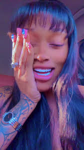 Amanda Callender's Instagram, Twitter & Facebook