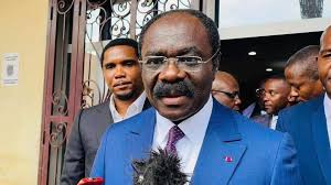 Minister van Heydoorn ta repartí 2 mil karchi di futbòl pa nos hobennan  WILLEMSTAD