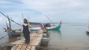 Karena jalanannya tidak rata dan banyak bebatuan serta masih tanah liat. Harga Naik Perahu Ke Gili Iyang Sumenep Bareng Warga Dan Kendaraannya Tribunjatim Travel