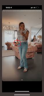 La mère de Maeva Ghennam a une pose ridicule