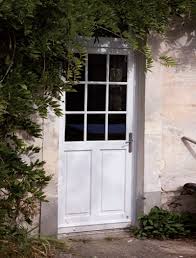 La pose en rénovation d'une porte d'entrée consiste à installer la nouvelle porte sur un dormant existant. Pose De Porte D Entree Bois A Nimes Dans Le Gard 30