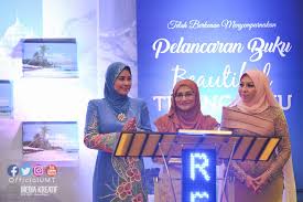 Ini adalah hari bagi umat islam mengingati peristiwa nyaris terkorban, menurut kitab suci islam, nabi ismail oleh nabi ibrahim di gunung marwah di sekitar mekah. Istana Terengganu Berkenan Lancar Buku Beautiful Terengganu Dan Pameran Manuskrip Al Quran Emas