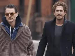 Novo casal? Pedro Pascal é flagrado em clima de romance com diretor de arte