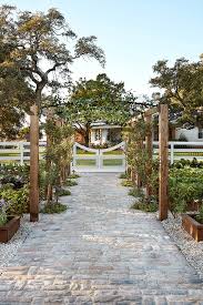 Zobacz, co joanna s (joanna8741) odkrył(a) na pintereście — największej na świecie kolekcji pomysłów. Joanna Gaines Garden Better Homes Gardens