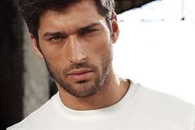 Vin ne connait de l'empire ultime que les brumes de luthadel, les pluies de cendre et le regard d'acier des grands inquisiteurs. La Suite Les Plus Beaux Hommes De La Terre L Beaux Visages Hommes Les Plus Beaux Hommes Cheveux Long Homme