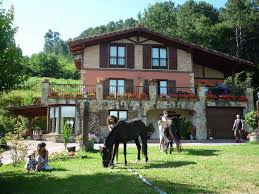 Casa rural que fue antigua casa de campo, hoy restaurada y decorada al estilo típico de la época. La Formula Del Exito Del Turismo Rural Sostenibilidad Proximidad Y Organizacion Yaencontre