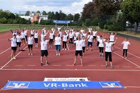 Der aufsichtsratsvorsitzende walter deinböck mit dem vorstandstrio michael findelsberger, josef müller und ludwig frischmann. Vr Bank Spendenlauf Einmal Um Die Welt Tv 1848 Coburg