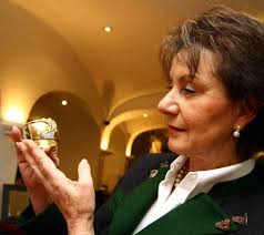 Mutter von Goldschmied Christopher Schroll zeigt Schmuckstücke