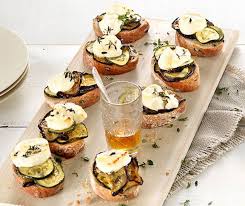 crostini mit gemuse und ziegenkase lebensmittel essen fingerfood vorspeisen essen und trinken
