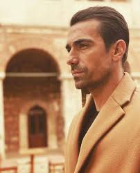 Sólo se incluyen películas completas que fueron protagonizadas por ibrahim celikkol, es posible que no se muestren piezas cinematográficas en las cuales haya tenido actuaciones menores. Quien Es Ibrahim Celikkol Perfil Carrera Esposa Fotos De Instagram Y Todo Sobre El Actor Turco Que Hace De Mehdi En Mi Hogar Mi Destino Fama Mag