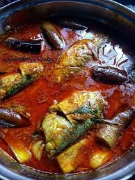 5 ekor ikan kembung 1/2 cawan rempah kari ikan 1 sudu kecil halba campur setangkai daun kari 1/2 cawan air asam jawa 4 cm halia (hiris) terung bendi tomato 1 labu bawang besar (hiris). Food Makan Assalamualaikum Dah Lunch Ke Harini Hakak Bersiaran Dari Dapur Mentua Hakak Buat Gulai Kari Ikan Kembung Nanti Boleh Mkn Ngan Sambal Belacan Nak Dapat Kan Gulai Ikan Yg
