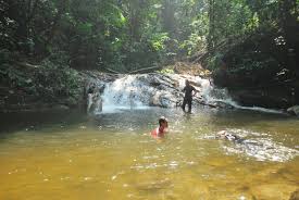 Air terjun ini jatuh ke arah bebatuan berwarna merah, kemudian mengalir menuju ke perairan berwarna turquoise. Hiking Gardening Lata Berembun Negeri Sembilan