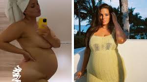 Ashley graham, who appeared on the cover of si swimsuit as a debutante in 2016, is a major advocate of positivity and body inclusion. Schwangere Ashley Graham Postet Bad Selfie Und Ist Dabei Komplett Nackt