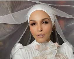 Dulu noryn aziz pernah cakap, dia sangat mengidam nak nyanyi lagu balada. Noryn Aziz