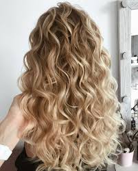 Make wavy hair your signature look and achieve sultry style, whatever the occasion. Hair Wavy Hair And Hair Style Image 6879168 On Favim Com