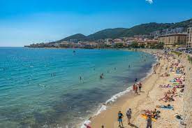 Elle est bordée par de nombreuses plages et criques sauvages, avec un territoire accidenté dans sa partie ouest. Golf Von Ajaccio Paradisu Der Grosse Reisefuhrer Fur Korsika
