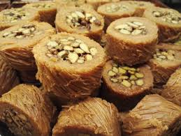 Halep (kuru patlıcan dolması) pişmeye hazır hale geldi.derin bir tencereye doldurduğumuz kuru patlıcanların ağız kısımları ortaya denk. Halep Dolma Kadayif Seyidoglu Baklava Cafe Yomra Resmi Tripadvisor