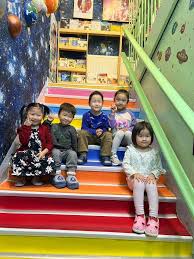 Томчууд бид хүүхэд байхдаа юу мөрөөддөг байсан бол Өнөөдөр бид сансар  огторгуйн нэгийнхэн хэсэгтэй танилцлаа Сансарын нисгэгч болох мөрөөдлөө  биелүүлсэн монгол хүн байдаг шиг та бүхэн хүүхдүүддээ мөрөөдөл нь биелээгүй  ч мөрөөдөх