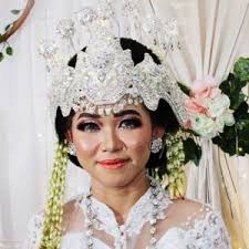 Seperti halnya dalam riasan pengantin adat, di jawa timur ternyata juga punya gaya rias dan busana yang berbeda dari daerah lain. Rias Pengantin Jawa Hijab Modern Calonku Com Undangan Digital Gratis