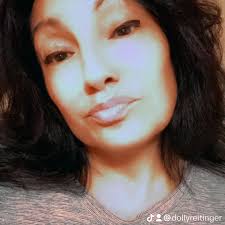 La reacción de un cubano gay y opositor al recibir la visita de dos mujeres  cederistas para censurarlo.