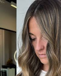 foiled my BACK out doing @tarakillory hair today💅 full foil & cut root 3nb  4n @shades_eq glaze 10nb 9gb @shades_eq #brunettesofinstagram  #livedinblondes #bestofsouthshore #plymouthhairstylist #behindthechair  #wellablondor #redkenshades