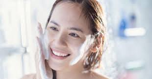 Cara alami menghilangkan bekas jerawat. Cara Menghilangkan Jerawat Yang Muncul Di Wajah Karena Pakai Masker Happinest Id